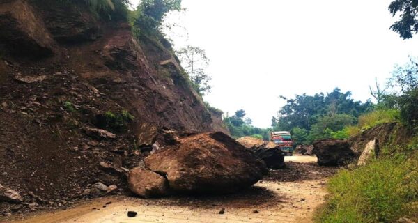 अविरल वर्षाले देशका मुख्य राजमार्ग ठप्प, पहिरो र बाढीले यातायात ठप्प