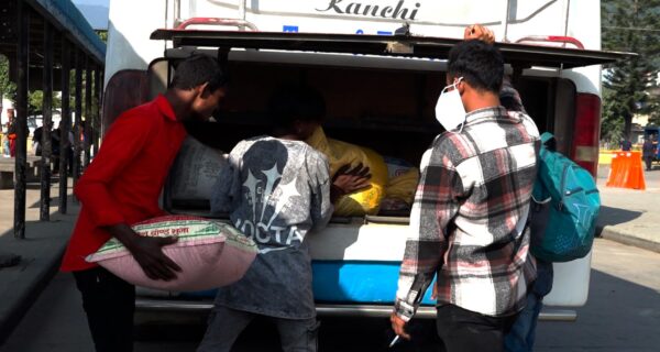 छठ मनाउन तराई झर्नेकाे संख्या बढ्दाे (फोटो/भिडियो)