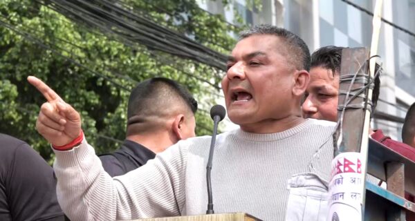 अरु कसैले देश बनाउने जिम्मा लिन्छ भने म देश छोड्न तयार छु : दुर्गा प्रसाईँ