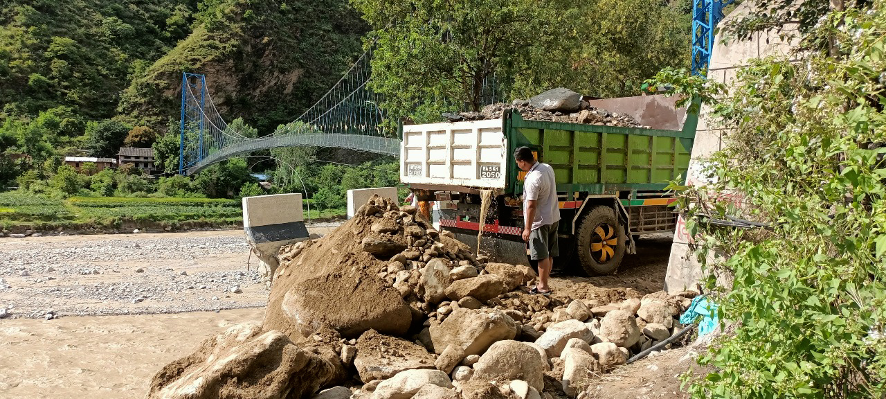 रोशी खोलाको बाढीले बगाएको बिपी राजमार्गमा पुनः निर्माणकार्य तीव्र