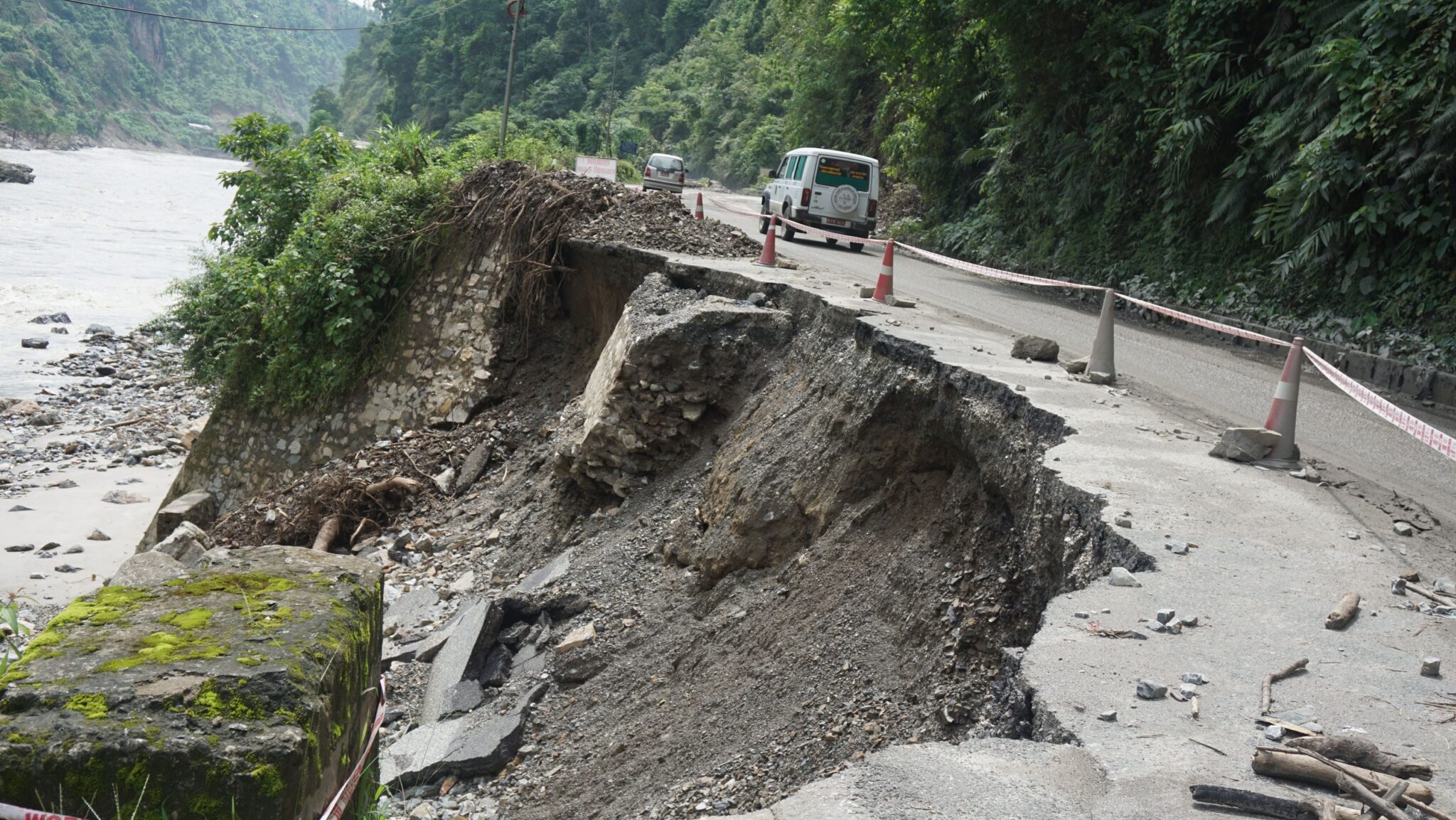 मनसुनको प्रहारपछि सडक पुनर्निर्माणमा १२ अर्बभन्दा बढी खर्च हुने अनुमान