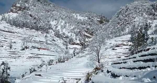 “सडक अवरुद्ध : नाम्खा–६ का २२ पर्यटक हिमपातमा अलपत्र”