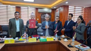 आर्थिक वर्ष २०८१/८२ को एकीकृत वित्तीय विवरण अर्थमन्त्रीलाई हस्तान्तरण-सञ्चित कोष १ खर्ब ९६ अर्बले ऋणात्मक, तर बैंक मौज्दात ६५ अर्ब धनात्मक