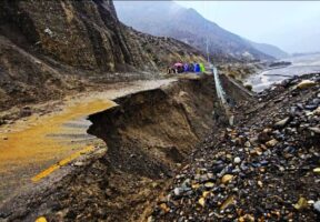 मुस्ताङमा बाढीपहिरोले यातायातमा समस्या, कोरला सडकखण्ड पूर्ण रुपमा अवरुद्ध