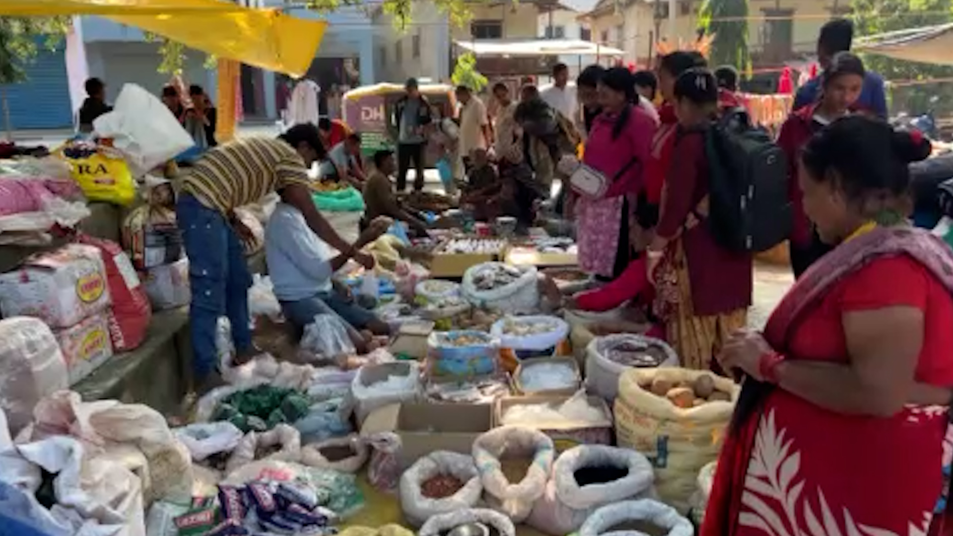 तिहार लाग्यो : हाटबजारमा बढ्यो रंग र भाइमसलाको किनबेच