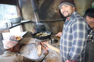 साउदीको जागिर त्यागेर समोसा बेच्दैछन् राजन, आम्दानीबाट दंग