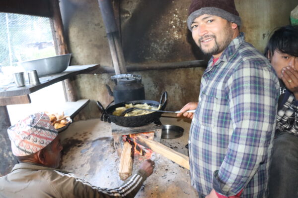 साउदीको जागिर त्यागेर समोसा बेच्दैछन् राजन, आम्दानीबाट दंग