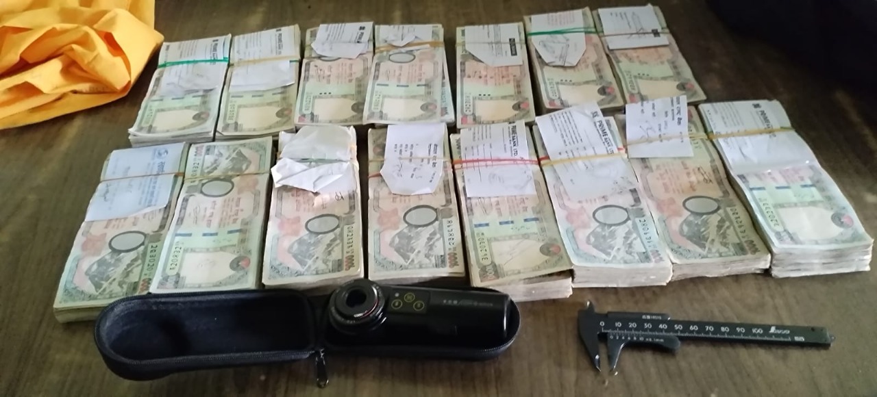 रामेछापमा स्रोत नखुलेको १५ लाख नगद सहित चार जना प्रहरी नियन्त्रणमा