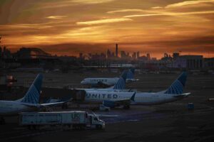 सरकार बन्दका बीच अमेरिकामा हवाई संकट, हजारौं उडान प्रभावित