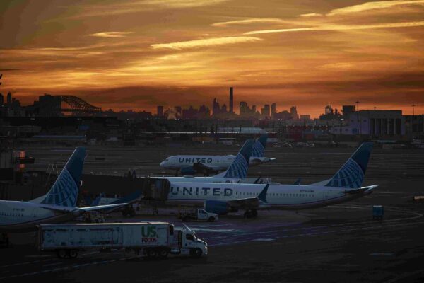 सरकार बन्दका बीच अमेरिकामा हवाई संकट, हजारौं उडान प्रभावित