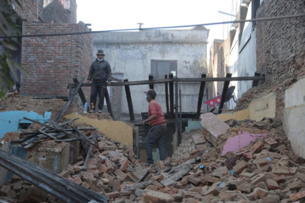 हेटौँडा उपमहानगरपालिकाद्वारा मुख्य सडक विस्तारः २०३१ सालमा मुआब्जा लिएका घरहरूसमेत प्रभावित हुने [फोटोफिचर]