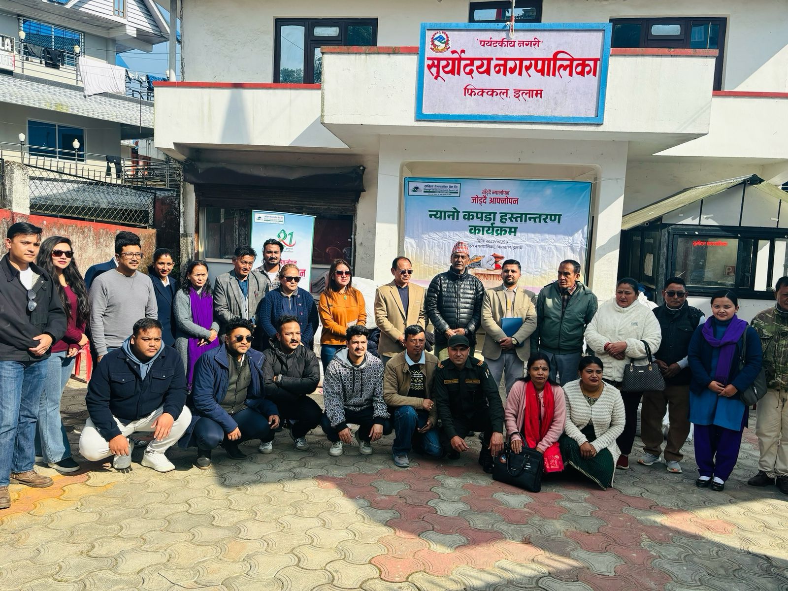 सांग्रिला डेभलपमेन्ट बैंकद्वारा इलामका बाढीपहिरो प्रभावितलाई न्यानो कपडा हस्तान्तरण