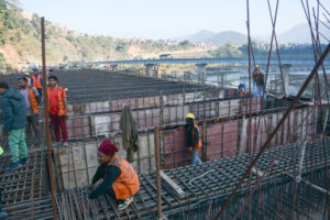 एक अर्ब २१ करोडको लागतमा निर्माणाधिन चार लेनको मादी पुल अन्तिम चरणमा